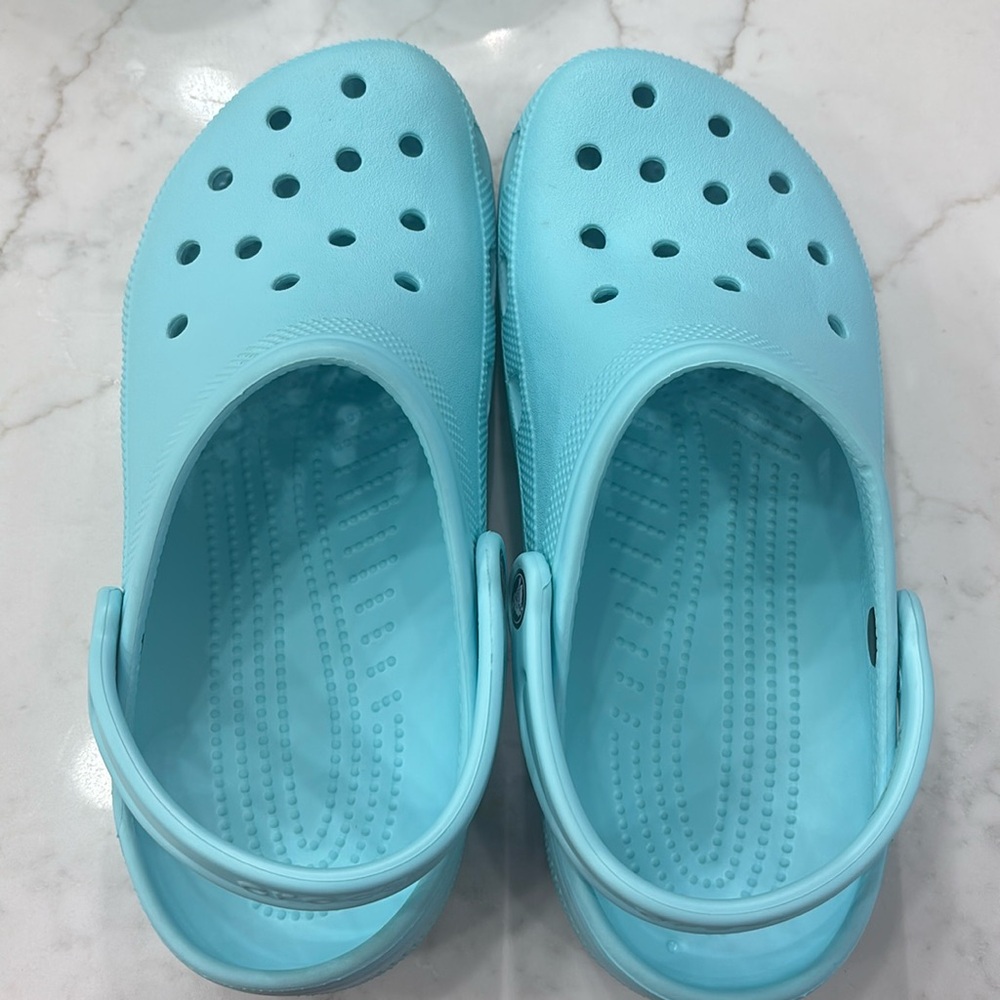 Crocs M9 W11 EUC traditional sandals